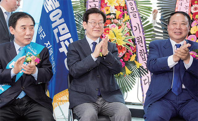 ▲ 이재명, 박윤국 선거사무소 개소식 참석 더불어민주당 이재명 경기도지사 예비후보가 17일 박윤국 포천시장 예비후보 선거사무소 개소식에 참석해 응원의 박수를 치고 있다. 이재명 선거캠프 제공