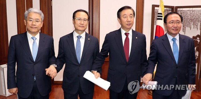 ▲ 국회 교섭단체 원내대표들이 18일 밤 국회의장실에서 국회 본회의를 열기 위한 합의문을 발표하고 손을 잡고 있다. 왼쪽부터 바른미래당 김동철, 더불어민주당 홍영표, 자유한국당 김성태, 평화와정의 노회찬 원내대표. 연합뉴스