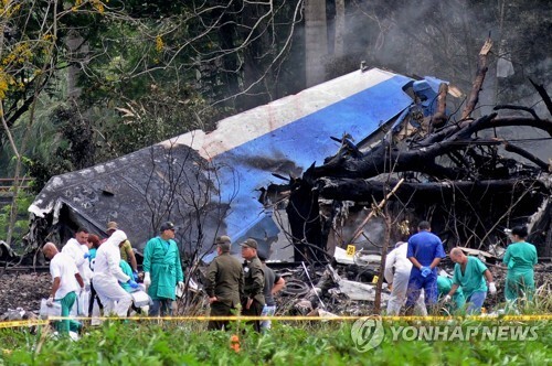 ▲ 18일(현지시간) 쿠바에서 116명을 태운 민간 항공기가 수도 아바나 호세 마르티 국제공항을 이륙한 직후 추락했다고 국영 뉴스통신 프렌사 라티나 등 국영 매체와 외신이 보도했다. 사진은 사고 현장 모습. 연합뉴스