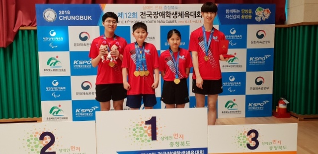 ▲ 제12회 전국장애학생체육대회 탁구 고등부 혼성 단체전 CLASS11에서 우승을 차지한 경기도 선발팀이 시상식 후 활짝 웃으며 기념촬영을 하고 있다.경기도장애인체육회 제공