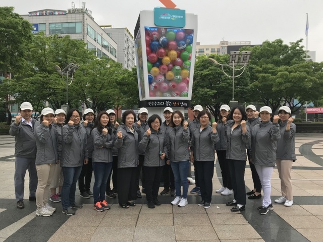 ▲ 인천시선관위 소속 공정선거지원단 단원들이 인천시청 앞 광장에 마련된 지방선거 관련 조형물 앞에서 파이팅을 외치고 있다. 사진은 인천시선_
