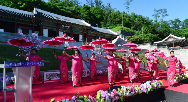 ▲ 19일 오후  '한·중 전통의상 문화교류 페스티벌' 행사가 열린 인천시 남구 문학동 인천도호부청사에서 중국 치파오협회 회원들이 전통의상인 치파오를 선보이고 있다. 중국 전통의상인 '치파오'를 홍보하고자 지난 18일 한국을 찾은 이들은 이날부터 5박 6일 일정으로 인천과 서울 곳곳을 관광할 예정이다.장용준기자