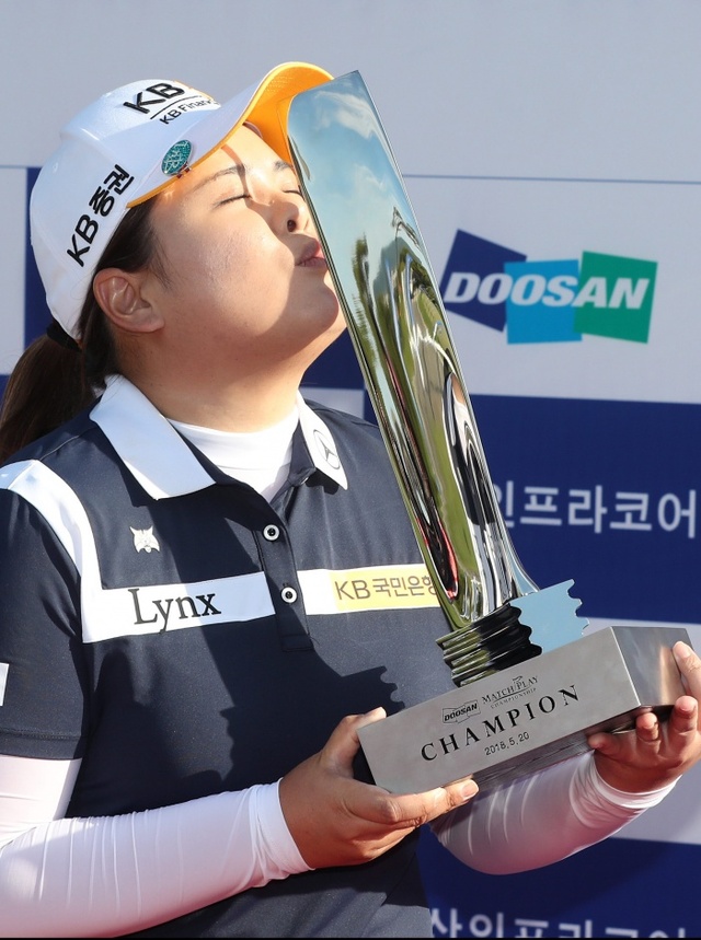 ▲ 박인비(30)가 20일 오후 강원 라데나 골프클럽에서 열린 한국여자프로골프(KLPGA) 투어 두산 매치 플레이 챔피언십에서 우승 후 트로피에 입을 맞추고 있다.연합뉴스