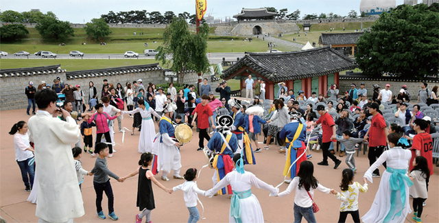  20일 수원화성 동장대에서 열린 ‘제6회 수원 유랑콘서트’에서 관객들이 유랑극단과 함께 어울려 공연을 즐기고 있다. ㈔화성재인청보존회가 주최·주관하고 수원시, 수원문화재단, 경기일보가 후원한 이번 유랑콘서트에선 재인청의 광대들을 주제로 풍류도, 비보이 퍼포먼스, 쟁강춤, 땅재주 등 전통과 현대예술이 어우러진 다채로운 공연이 펼쳐졌다.