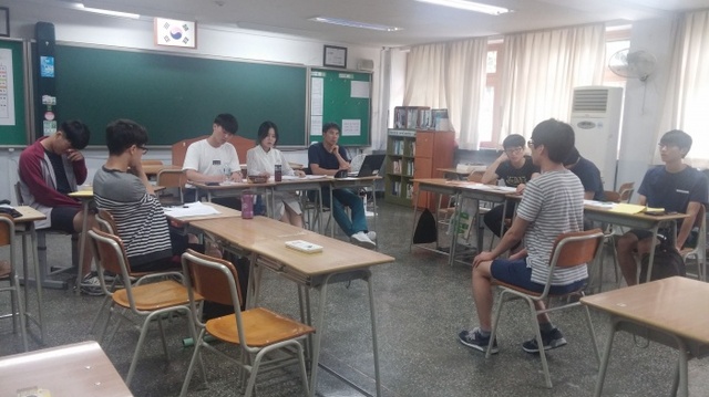 ▲ 지난해 8월 10일 풍생고 고3 교실에서 자기소개서 및 모의면접 컨설팅 프로그램이 진행되고 있다. 사진=성남시 제공