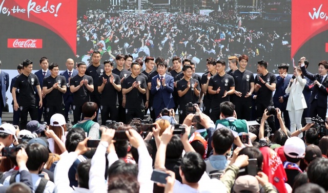 ▲ 2018 러시아 월드컵에 출전하는 대한민국 축구 국가대표팀이 21일 서울광장에서 열린 월드컵 출정식 행사에서 포즈를 취하며 팬들에게 인사를 하고 있다.연합뉴스