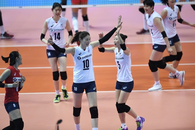 ▲ 지난 17일 중국 닝보에서 열렸던 국제배구연맹(FIVB) 발리볼네이션스리그(VNL) 1주차 중국전에서 김연경(10번)이 공격을 성공시킨 후 환호하고 있는 모습.연합뉴스