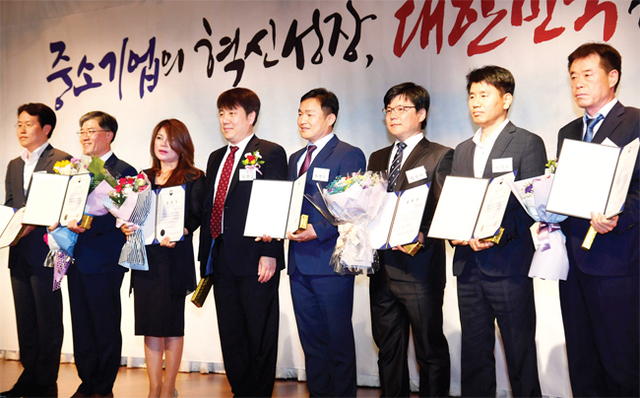 ▲ ‘2018년 경기중소기업인대회’가 열린 21일 수원 호텔캐슬에서 김영신 경기지방중소기업청장이 유공자에 대한 시상을 하고 있다. 전형민기자