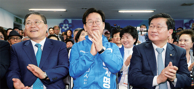 ▲ 지원사격 나선 이재명 더불어민주당 이재명 경기도지사 예비후보(가운데)가 21일 백군기 용인시장 예비후보 선거사무소 개소식에 참석해 전해철 의원(오른쪽)과 함께 축하하고 있다. 조태형기자