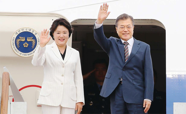 ▲ “다녀오겠습니다” 문재인 대통령과 부인 김정숙 여사가 21일 오후 성남공항에서 미국 워싱턴 DC로 향하는 공군 1호기에 올라 손 흔들며 인사하고 있다. 미국을 공식 실무방문하는 문대통령은 북•미 회담을 앞둔 도널드 트럼프 미 대통령과 백악관에서 정상회담을 가질 예정이다. 연합뉴스