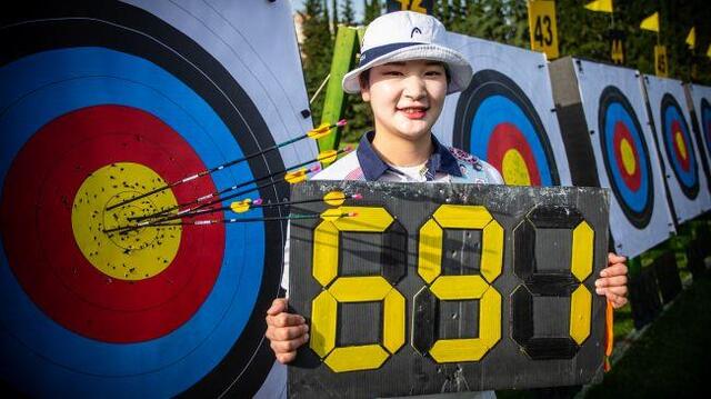 ▲ 21일(현지시간) 터키 안탈리아에서 열린 세계양궁연맹(WA) 현대 양궁 월드컵 2차 대회 리커브 예선에서 691점으로 세계신기록을 작성한 강채영(경희대)이 과녁 앞에서 점수판을 들어보이고 있다.세계양궁연맹 홈페이지 캡처