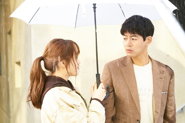 ▲ 이상윤과 이성경이 '늑대의 유혹' 명장면을 패러디한다. 스토리티비