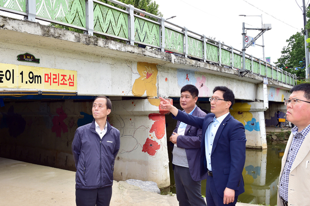 ▲ 백운석 수원시 제2부시장이 서호천 농대교 하부를 둘러보고 있다.