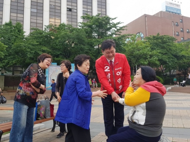 ▲ 이영훈 후보(자유한국당)가 지역주민들에게 지지를 호소하고 있다.