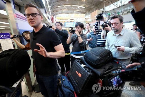 ▲ 북한 향하는 외신기자들 22일 오전 CNN 윌 리플리를 비롯한 풍계리 취재단이 베이징공항에서 북한 원산행 고려항공 탑승을 위해 출국하고 있다. 연합뉴스=사진공동취재단