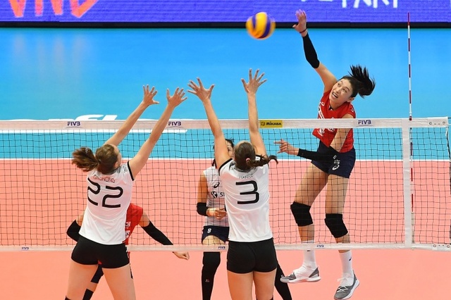 ▲ 22일 수원실내체육관에서 열린 ‘2018 국제배구연맹(FIVB) 발리볼네이션스리그(VNL)’ 대회 2주차 대한민국과 독일의 경기. 대한민국의 김연경이 공격을 하고 있다. 조태형기자