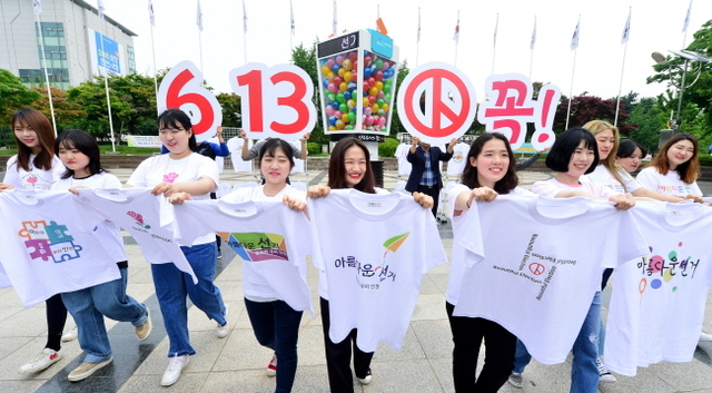 ▲ 22일 오전 다가오는 6.13 지방선거를 맞아 경인여대 패션문화디자인과 학생들이 인천시청앞 미래광장에서  ‘아름다운 선거, 행복한 우리인천’을 주제로 제작한 아름다운 선거 티셔츠를 활용해 선거참여 캠페인을 벌이고 있다.장용준기자