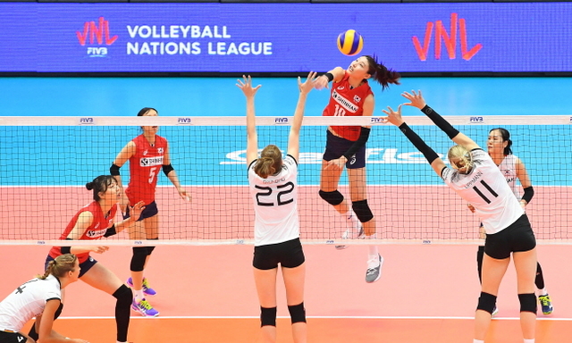 ▲ 22일 수원실내체육관에서 열린 ‘2018 국제배구연맹(FIVB) 발리볼네이션스리그(VNL)’ 대회 2주차 대한민국과 독일의 경기. 대한민국의 김연경이 공격을 하고 있다. 조태형기자