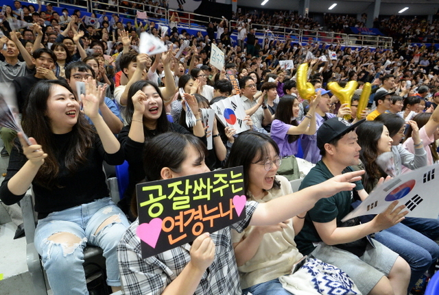 크기변환_2018 국제배구연맹(FIVB) 발리볼네이션스리그(VNL) 대한민국 독일_관중 조 180522 (4).jpg