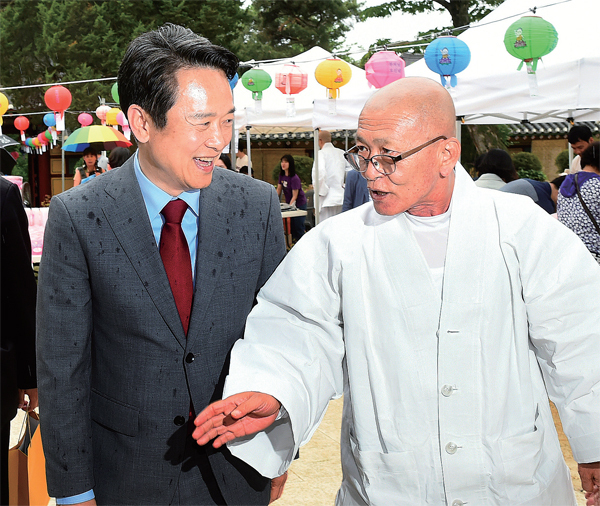 스님과 대화 나누는 南 자유한국당 남경필 경기도지사 예비후보가 22일 부처님오신날을 맞아 대한불교 조계종 용주사를 방문해 성월 주지스님과 대화를 나누고 있다. 김시범기자