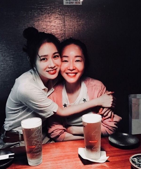 ▲ 배우 손예진 엄지원. 인스타그램
