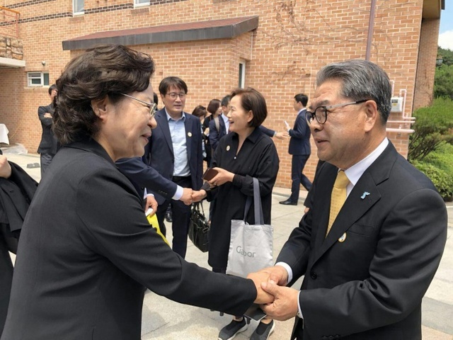 이재정 예비후보가 23일 경남 김해시 봉하마을에서 거행된 故 노무현 전 대통령 9주기 추도식에서 참석자들과 인사를 하고 있다. 이재정 캠프 제공