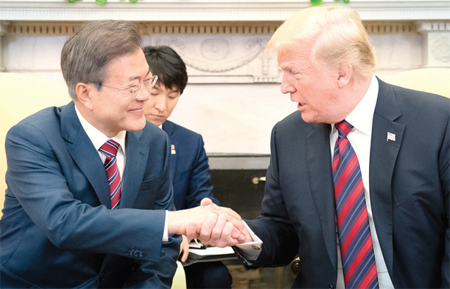 ▲ 문재인 대통령이 22일 오후(현지시간) 백악관 오벌오피스에서 열린 한·미 정상 단독회담에서 도널드 트럼프 미 대통령과 악수하고 있다. 연합뉴스