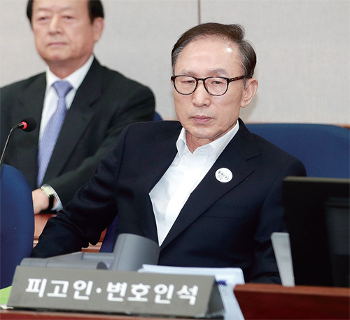 ▲ 뇌물수수와 다스 횡령 등 혐의로 구속기소 된 이명박 전 대통령이 23일 오후 서울중앙지법에서 열린 첫 공판에 출석해 재판시작을 기다리고 있다. 연합뉴스