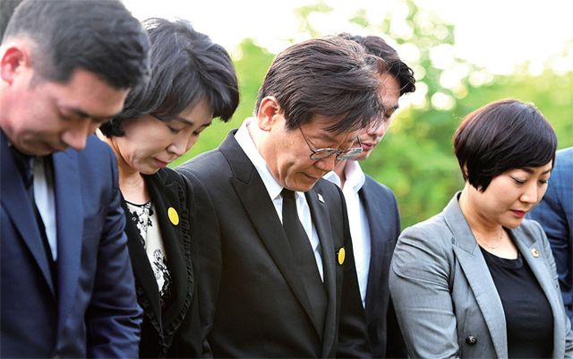 묵념하는 李 더불어민주당 이재명 경기도지사 예비후보가 23일 수원 연화장에서 열린 ‘노무현 대통령 서거 9주기 수원시민추모제’에 참석해 묵념을 하고 있다. 조태형기자