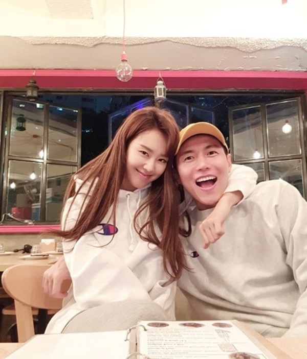 ▲ 배우 지소연 송재희 부부가 다정한 한 때를 공개했다. 송재희 인스타그램