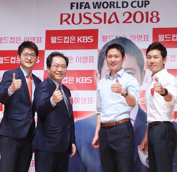 ▲ 이재후(왼쪽) 캐스터, 한준희 해설위원, 이영표 해설위원 ,이광용 캐스터가 24일 서울 여의도 KBS신관 아트홀에서 열린 2018 러시아월드컵 기자간담회에서 포즈를 취하고 있다. 연합뉴스