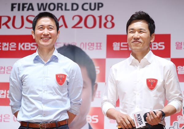 ▲ 이영표 해설위원과 이광용 캐스터가 24일 서울 여의도 KBS신관 아트홀에서 열린 2018 러시아월드컵 기자간담회에 참석하고 있다. 연합뉴스