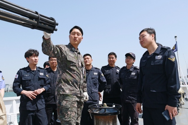 ▲ [평택해경]평택해양경찰서_전용부두에서_실시된_함포운용교육에서_해군제2함대_이응조_상사가_경찰관들에게_벌컨포_운용법을_교육하고_있다