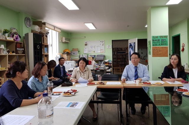 ▲ 송주명 후보가 24일 등록을 마치고 교육현장의 목소리를 듣기 위해 광주, 성남 지역 학부모들을 만나 경기교육의 현안과 문제점 등에 대한 다양한 의견을 수렴하고 대안을 모색하는 시간을 가졌다. 송주명 캠프 제공