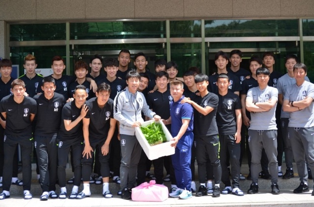 ▲ 장어전문 음식점을 운영하는 열혈 축구팬 김민수 용인 만수정 대표(앞줄 오른쪽)가 24일 파주NFC를 방문해 2018 러시아 월드컵을 앞두고 훈련 중인 신태용 축구대표팀 감독에게 천종 산삼 40여 뿌리를 전달하면서 선전을 당부했다.