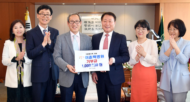 ▲ 24일 동남보건대학교에서 열린 이춘택병원과 동남보건대학교의 업무 협약식에서 나영태 이춘택병원 기획실장이 홍종순 동남보건대학교 총장에게 다문화가족 지원을 위한 기부금을 전달하고 있다.전형민기자