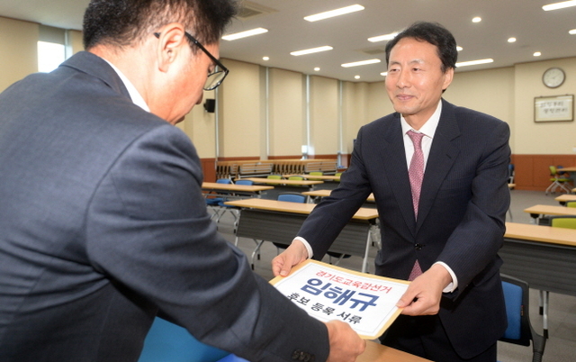 임해규 경기도교육감 후보가 6·13 지방선거 후보등록이 시작된 24일 경기도 선거관리위원회에서 후보등록을 하고 있다. 조태형기자