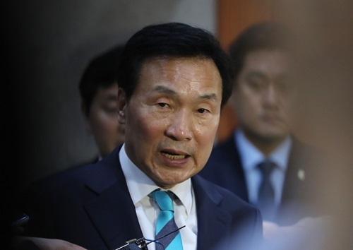 바른미래당 손학규 중앙선거대책위원장이 25일 오전 국회 정론관에서 서울 송파을 국회의원 재선거에 불출마 선언을 한 뒤 취재진의 질문에 답하고 있다.연합뉴스