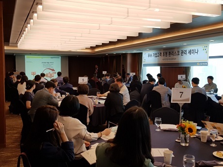 ▲ KB국민은행(은행장 허인)은 25일 부산 롯데호텔에서 부산ㆍ울산ㆍ경남지역 수출입 거래기업 재무담당자 70여명을 초청해 ‘우수 기업고객 초청 환리스크 관리 세미나’를 개최했다.