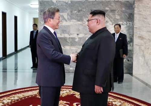 ▲ 문재인 대통령과 북한 김정은 국무위원장이 26일 오후 판문점 북측 통일각에서 정상회담을 하기 앞서 악수를 하고 있다. 청와대 제공=연합뉴스