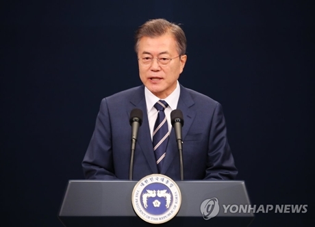 문재인 대통령이 27일 오전 청와대 춘추관 대브리핑실에서 전날 김정은 북한 국무위원장과 가진 제2차 남북정상회담 결과를 발표하고 있다.