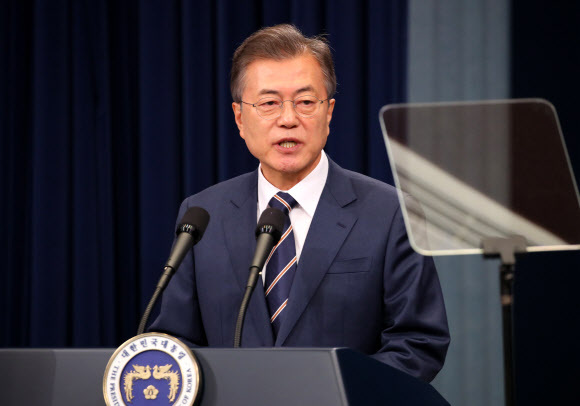 ▲ 문재인 대통령이 27일 오전 청와대 춘추관 대브리핑실에서 전날 김정은 북한 국무위원장과 가진 제2차 남북정상회담 결과를 발표한 뒤 취재진의 질문에 답하고 있다. 연합뉴스