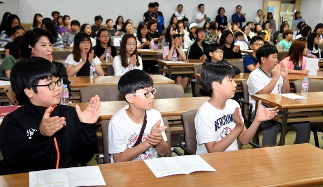 ▲ 26일 경기일보사 대강당에서 열린 수원 피노키오 기자 꿈의학교 개교식에서 참석자들이 박수를 치고 있다.전형민기자