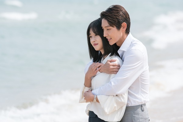 ▲ tvN'무법변호사'에서 이준기와 서예지의 투샷이 공개됐다. tvN