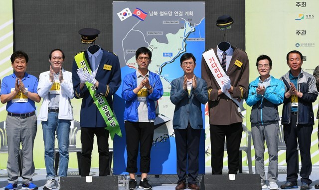 ▲ ‘2018 tour de DMZ’ 대회가 열린 26일 강원도 철원공설운동장에서 김진흥 경기도 행정2부지사, 김민재 강원도 기획조정실장, 한상협 경기관광공사 사업본부장, 신항철 경기일보 대표이사 사장, 김중석 강원도민일보 사장 등 참석내빈들이 남북철도 연결기원 퍼포먼스를 마치고 기념촬영을 하고 있다. 분단 현실과 DMZ의 의미를 알리고 평화통일의 중요성을 인식시키는 계기가 된 이번 대회는 경기도와 강원도가 공동주최하고 경기관광공사, 경기일보, 강원도민일보가 공동 주관했다. 조태형기자
