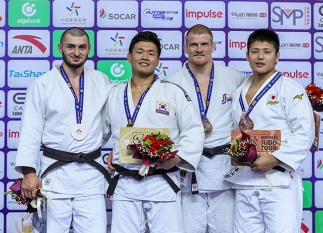 ▲ 27일 중국 후허하오터에서 열린 2018 IJF 후허하오터 그랑프리 유도대회 마지막날 남자 100㎏급에서 우승한 조구함(왼쪽 두번재)이 시상식 뒤 입상자들과 기념촬영을 하고 있다.IJF 홈페이지 캡쳐