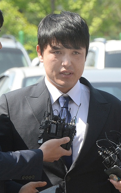 ▲ 성폭행 혐의를 받고 있는 프로야구 넥센 히어로즈 포수 박동원 선수가 28일 오전 경찰 조사를 받기 위해 인천시 남동구 남동경찰서에 들어서며 취재진의 질문을 받고 있다.장용준기자