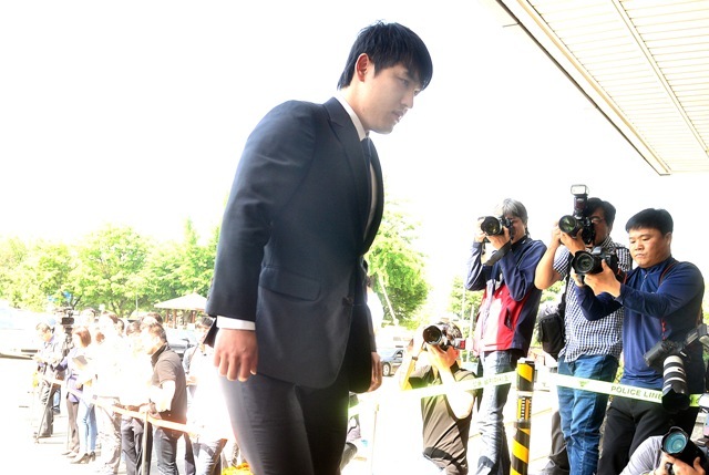 ▲ 성폭행 혐의를 받고 있는 프로야구 넥센 히어로즈 포수 박동원 선수가 28일 오전 경찰 조사를 받기 위해 인천시 남동구 남동경찰서에 들어서고 있다.장용준기자