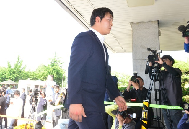 ▲ 성폭행 혐의를 받고 있는 프로야구 넥센 히어로즈 투수 조상우 선수가 28일 오전 경찰 조사를 받기 위해 인천시 남동구 남동경찰서에 들어서고 있다.장용준기자
