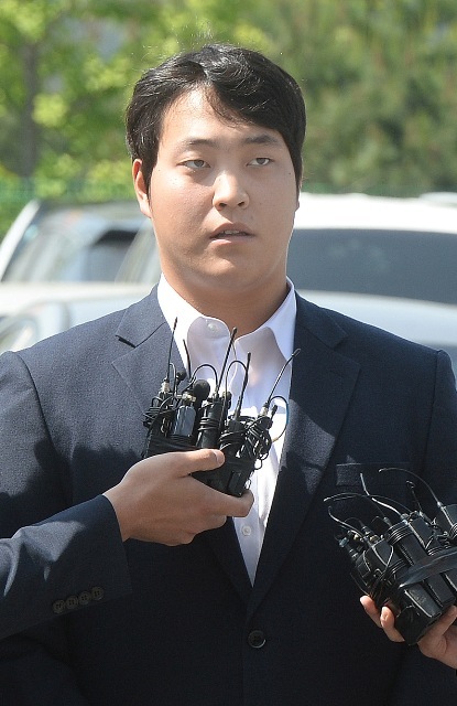 ▲ 성폭행 혐의를 받고 있는 프로야구 넥센 히어로즈 투수 조상우 선수가 28일 오전 경찰 조사를 받기 위해 인천시 남동구 남동경찰서에 들어서며 취재진의 질문을 받고 있다.장용준기자
